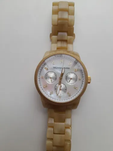 Relógio com pulseira madrepérola para ocasiões especiais