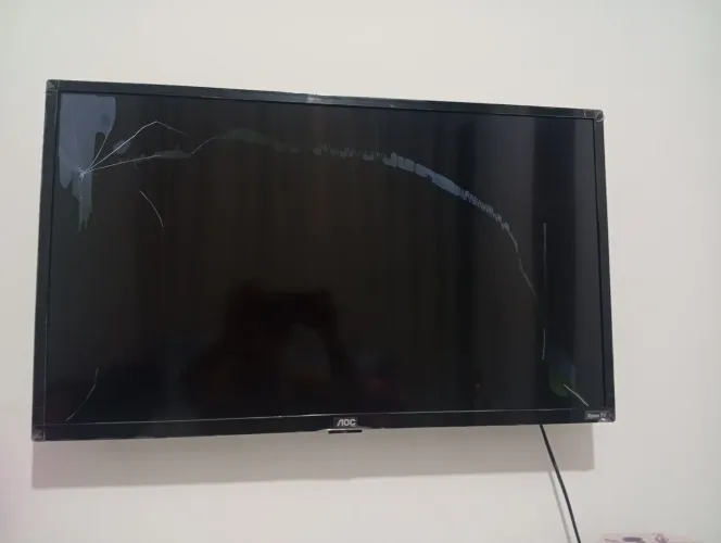Vendo tv smart 32 " com tela trincada. Pagamento Online