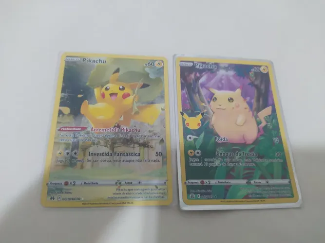 2 cartas pokémon raras Pikachu Full ART