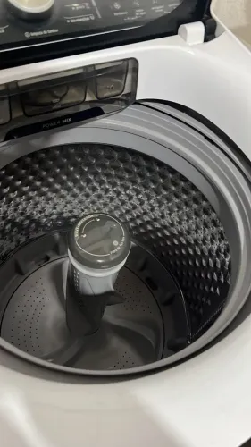 Máquina de lavar roupa midea 13 kg não tem nem um ano de uso está em ótimo estado