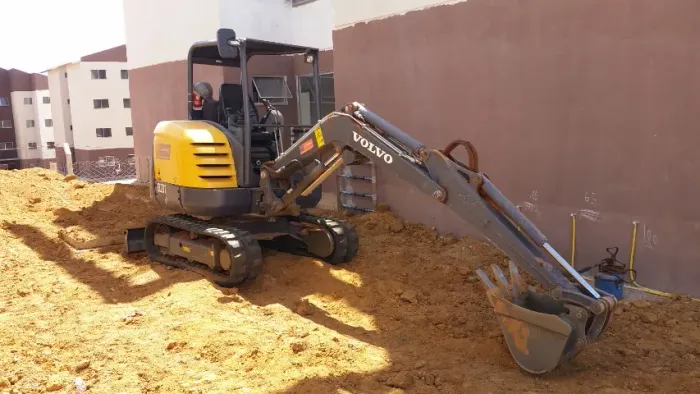 LOCAÇÃO DE MÁQUINAS/ MINI ESCAVADEIRA