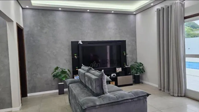Casa Ampla no Residencial Vila Velha Taubaté | 234m² + 3 Quartos + Excelente Espaço