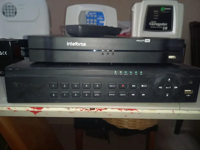 Vendo estas 2 dvrs e 4 caixas de alarme.es c/ baterias e um monitor