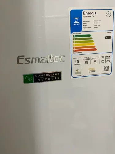 Geladeira Esmaltec ROC31 PRO 245L Inverter - Semi Nova