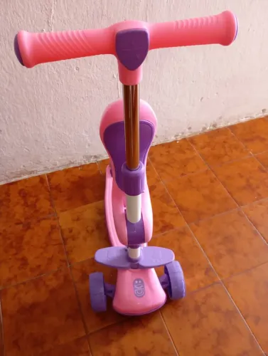 Patinete infantil na cor rosa e lilás, muito lindo suporta até 100kg