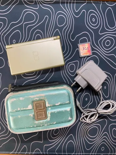 Nintendo DS Lite + R4 + 4 jogos - 20R$ OFF (DESCONTAO20)