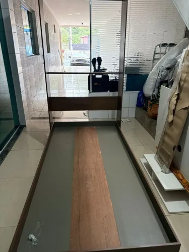 Cama Retrátil Solteiro Embutida na Parede com Nichos - MDF Amadeirado