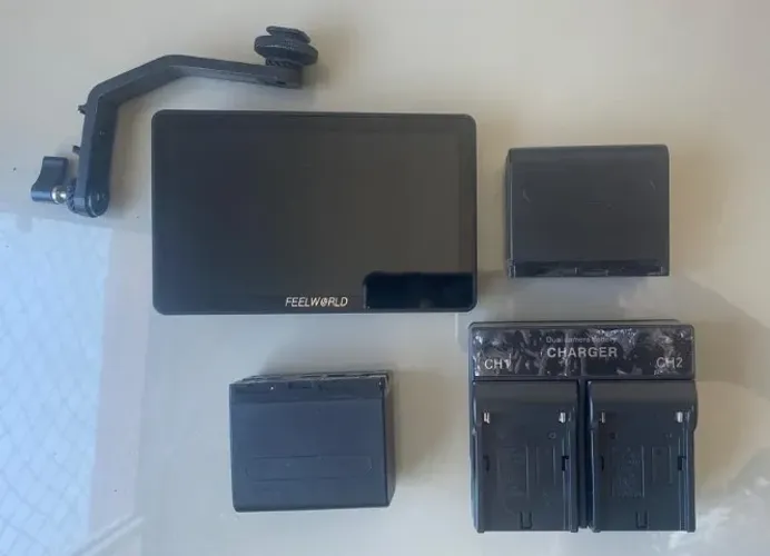 Kit Monitor Feelworld F5 Pro V4 + Baterias NP-F970 e Carregador Duplo