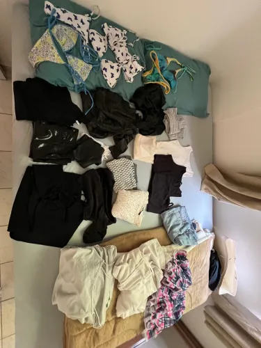 Lote com 23 peças de roupas pp e p