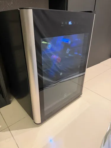 Adega Electrolux 24 Garrafas Uma Porta com Painel Digital