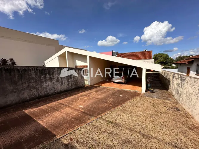 Casa com terreno amplo disponível para locação no CENTRO, TOLEDO - PR