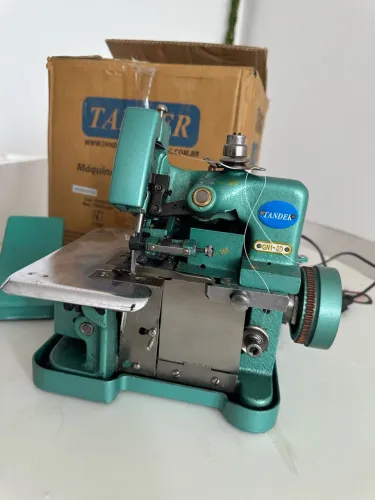 Máquina de costura overlock chinesinha
