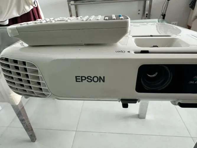? PROJETOR EPSON POWERLITE X24+ ? USADO