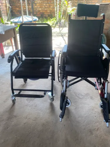 Vendo duas cadeiras de rodas.
