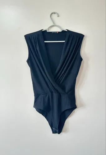 Body preto Afghan, em malha canelada, Decote V Transpassado | M
