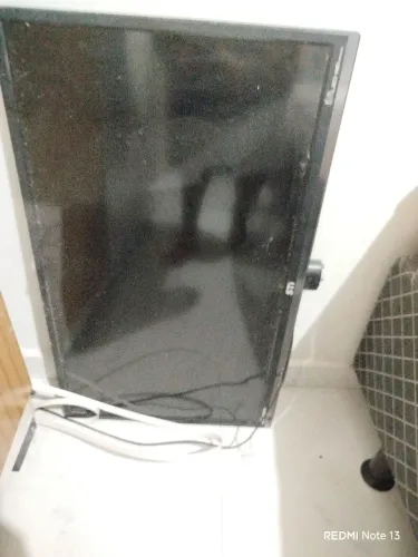 Vendo TV LCD MARCA TOSHIBA QUEBRADA ELA LIGA MAIS NÃO APARECE IMAGEM