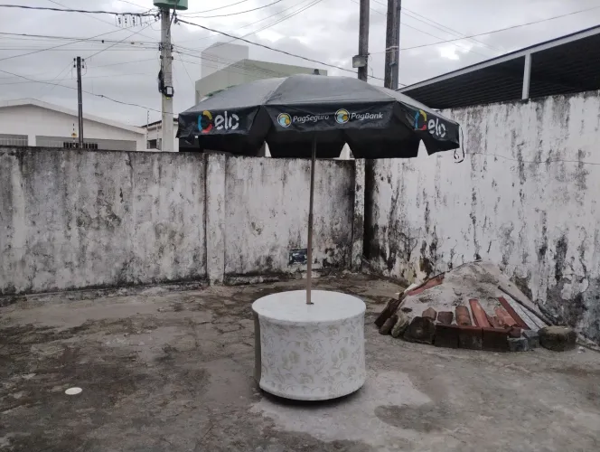 Mesa e uma sombrinha prá lazer 