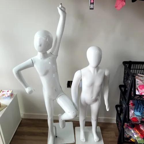 Casal de manequins em pose