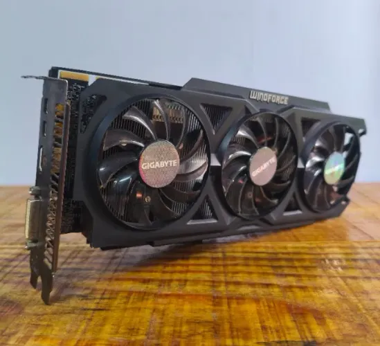Placa de Vídeo Gigabyte Radeon R9 280 Windforce OC 3GB - Defeito BGA