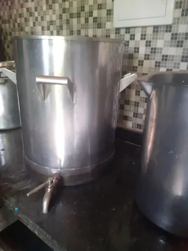 1 caldeirão industrial com torneirinha para licores e 1 bule industrial tudo de inox  
