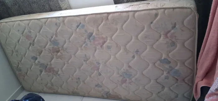 Vendo colchão de solteiro molas