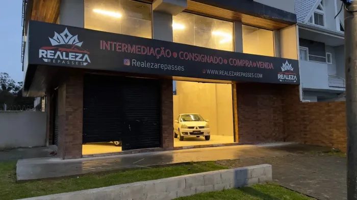 Loja pé direito duplo esquina