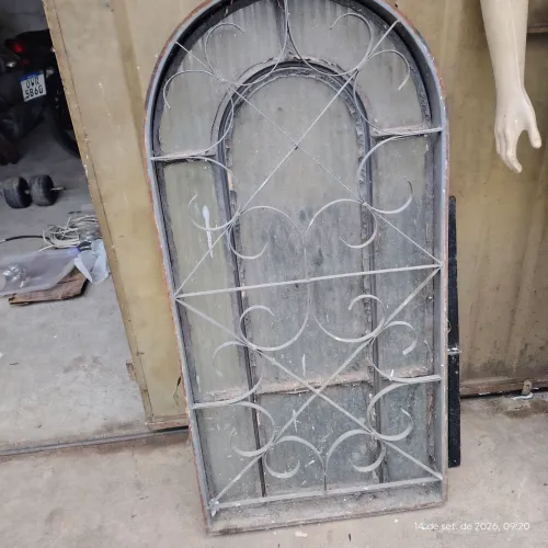 Vendo janela com vidros em perfeito estado R$ 100