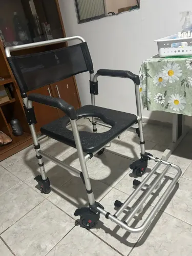 Cadeira de rodas para banho à venda