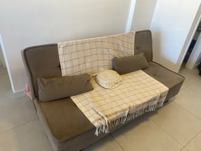 Sofá cama e almofadas. ACEITO OFERTAS