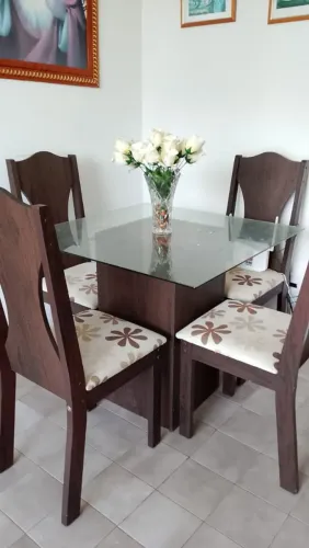 Mesa com quatro cadeiras conservas