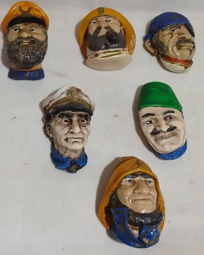 Esculturas cabeças piratas em gesso