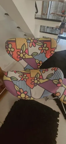 Poltrona e Puff Giratória Estampada com Rodízios - Design Moderno