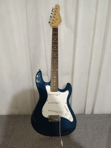 Guitarra Strinberg Azul e Branca