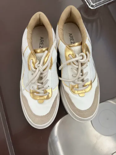 Vendo tênis Arezzo nunca usado branco e dourado 