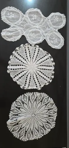 3 peças de bordados artesanais- 2 redondos em croché e um retangular em organdi