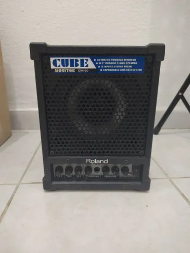 Cubo Amplificador Roland CM-30 + Nobreak/Estabilizador APC (Combo 110V)