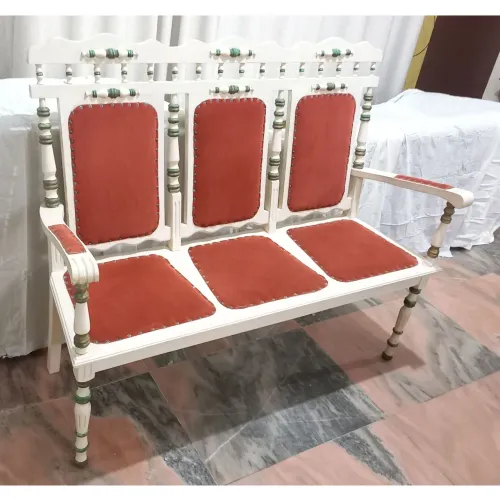 clássico de madeira imbuia. 3 lugares. Estofado almofadado e detalhes ornamentados.