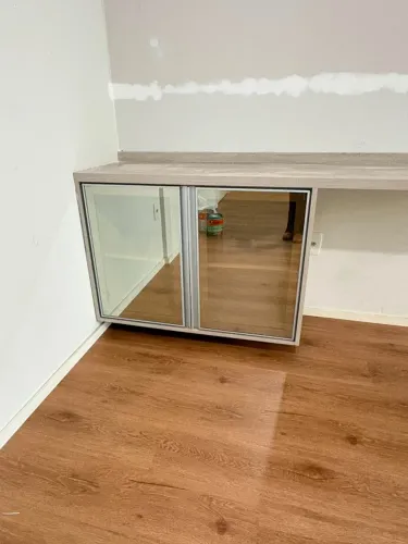 Cristaleira/Aparador/balcão em MDF com portas de vidro