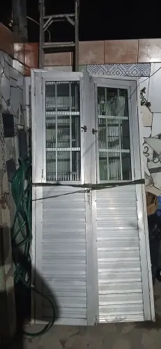 Porta de alumínio c/ janelas em vidro - Bom estado / Apresenta marcas de uso