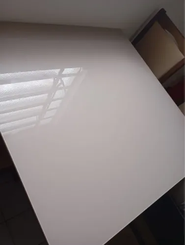 Vende-se mesa com 4 cadeiras 
