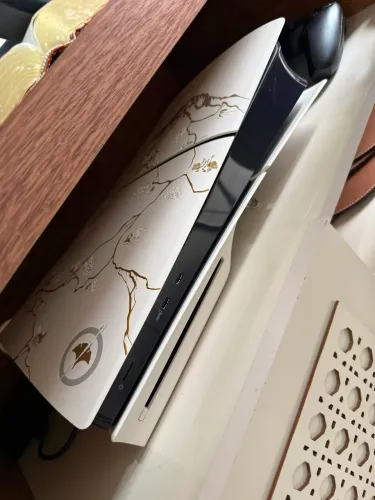 PS5 Slim Ghost of Y?tei Edição Limitada Ouro + 2 Controles - 1TB
