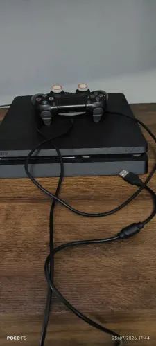 Playstation 4 slim 1Terabyte desbloqueado 2 controles cheio de jogos