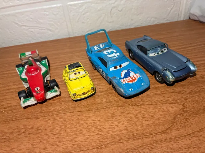 Carros Disney - Rei, Francesco, Luigi e Finn Mcmissile - Filme Cars Pixar