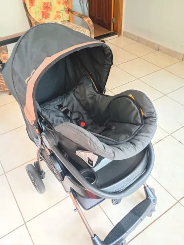 Carrinho de bebê com bebê conforto GALZERANO 
