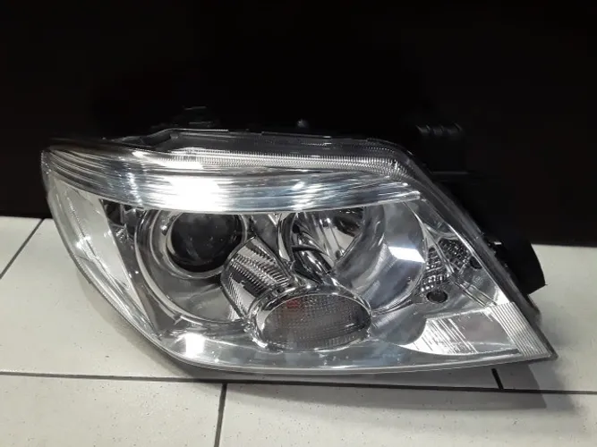 Farol Mitsubishi Tr4 lado direito