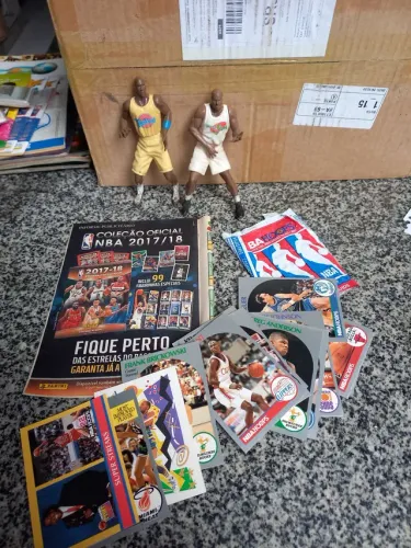 Bonecos michael jordam e cards nba
