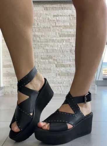 Sandália de salto em couro preta com tachinhas 