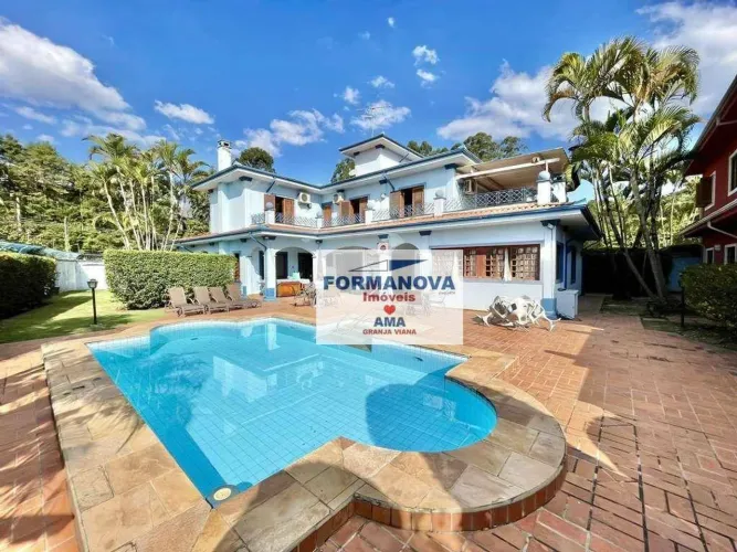 Casa Estilo Colonial com 6 quartos sendo 5 Suítes, piscina e área gourmet na Granja Viana