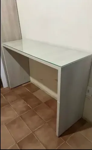 Mesa planejada em MDF com tampo de vidro  