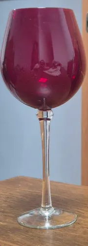 Taça de Vidro Vermelha para Decoração